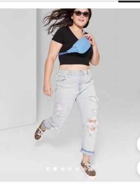 Wild Fable Light Wash Distressed Mom Jeans - High Waisted size 6